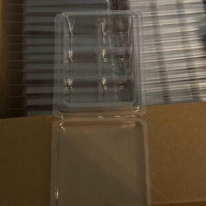 Wax melt container ( holds 6) - count 52